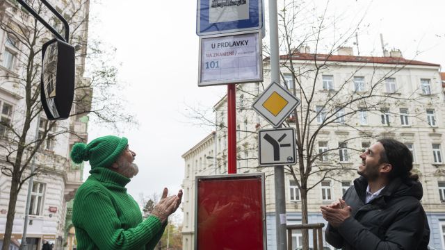 Lidé kradou tablo s názvem nové zastávky, dopravní podnik nabízí řešení
